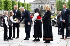 Blomsterbarn Gustav Finsnes Henriksen, 10 år, og, Emile Bernotaite, 9 år, fikk overrekke blomster til Kronprinsen, og spille musikk med korpsene Knarvik Skulekorps og Manger Skulemusikklag.