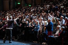 Lars Vaular og et stående publikum på årets avslutningskonsert Grieg og Vaular