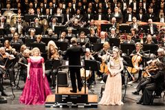 Solister Karen Cargill og Mari Eriksmoen, med Esa-Pekka Salonen i midten foran festspillmusikere Bergen Filharmoniske Orkester, i fremførelsen av Mahler 2.