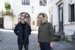 Festspilldirektør Lars Petter Hagen og festspillmusiker Leif Ove Andsnes. Bilde tatt utenfor Schumann pianoverksted i Sandviken.