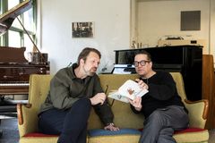 Festspillmusiker Leif Ove Andsnes og Festspilldirektør Lars Petter Hagen blar gjennom det første festspillprogrammet fra 1953. Bilder tatt på Schumann pianoverksted i Sandviken.