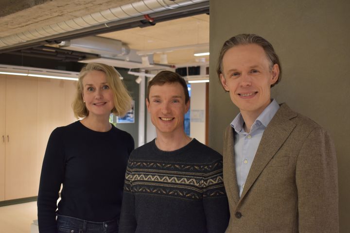 Forskerne bak studien er avbildet i kontorlokale. Fra venstre: Marie Rognes, Marius Causemann, og Rune Enger.