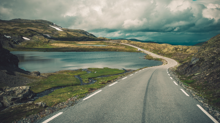 Bilde fra norsk landevei, brukt som forsidebilde på rapporten.