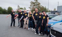 Alle de ansatte i Garasjetid samlet sommeren 2025. Bildet er tatt ifm. GT-fest.