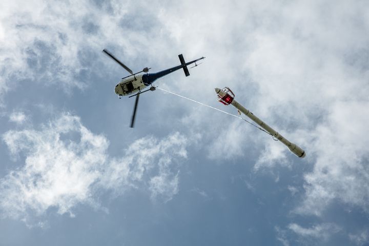 Et helikopter med en stor målesonde hengende under.