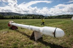 En målesonde på bakken, mens en geolog gjør den klar.