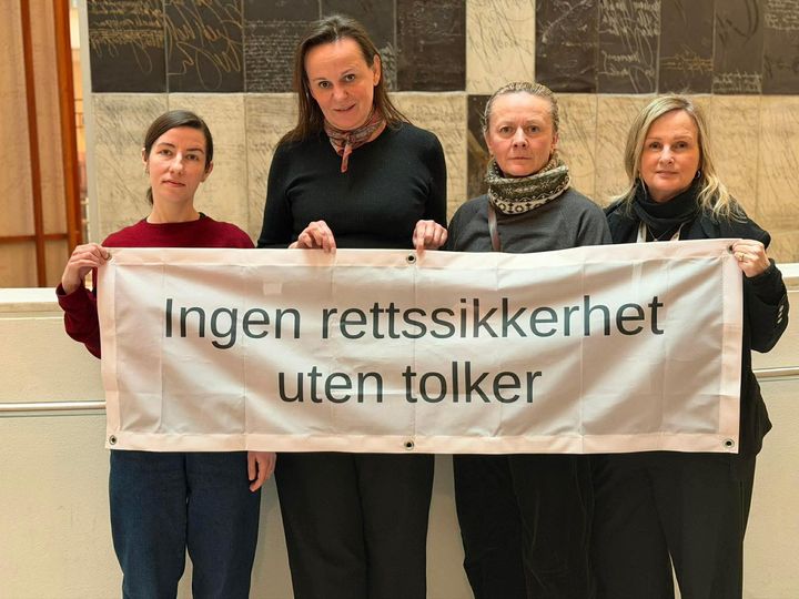 Medlemmer i Norsk tolkeforening protesterer mot forverring av vilkårene i justissektoren