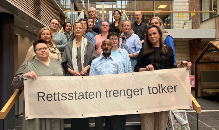 Medlemmer i Norsk tolkeforening aksjonerer i protest mot en reduksjon i honorar.