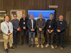 Fra venstre: (1) Tommy Liang,  Prosjektorganisasjonen til HSØ, (2) Øyvind Opdan,  Prosjektorganisasjonen til HSØ, (3) Svein Frogner,  Prosjektorganisasjonen til HSØ, (4) Espen Kristiansen, BOS Power, (5) Dag Bøhler,  Prosjektorganisasjonen til HSØ, (6) Per Bjørnar Børresen, Prosjektorganisasjonen til HSØ og (7) Arild Jensen, BOS Power.