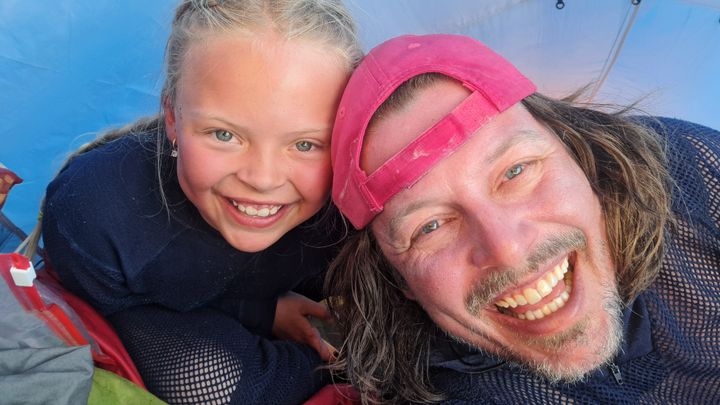 Mina (10) og pappa Alexander er klar for ekspedisjon Svalbard 2026.