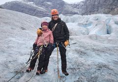 Mina Floriana (10) and Alexander en route on the Vatnajökull glacier in Iceland in 2025.