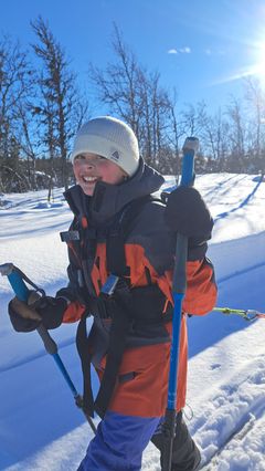 Mina har trent seg opp til ekspedisjonen til Svalbard over lang tid. Her med pulk på skitur.