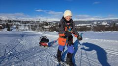 Mina har trent seg opp til ekspedisjonen til Svalbard over lang tid. Her med pulk på skitur.