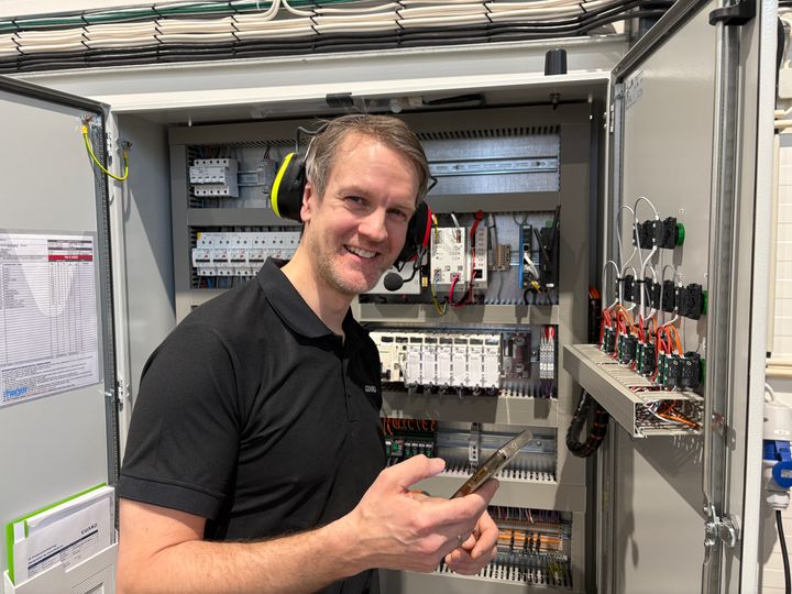 Viser frem løsningen: Funksjonsleder tavleproduksjon, Gabriel Oppebøen-Bjerke i Guard Automation demonstrerer Mobile HMI.