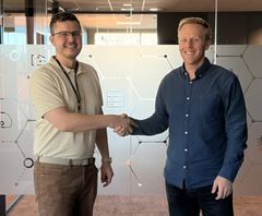 Aleksander Mork-Knudsen (t.h.), divisjonsleder for akvakultur i Guard Automation, ønsker Benjamin Bjørgen velkommen som ny salgssjef. Ansettelsen styrker Guards kommersielle satsing mot havbruksnæringen.