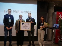 Elkem/Egde mottok Eydeprisen 2026. Fra venstre: Geir Ausland (Elkem), Elin Kilen (Egde), Kristoffer Evenstad (Egde)
