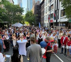 Det blir fest i gaten utenfor Sjømannskirken i New York 21. juni