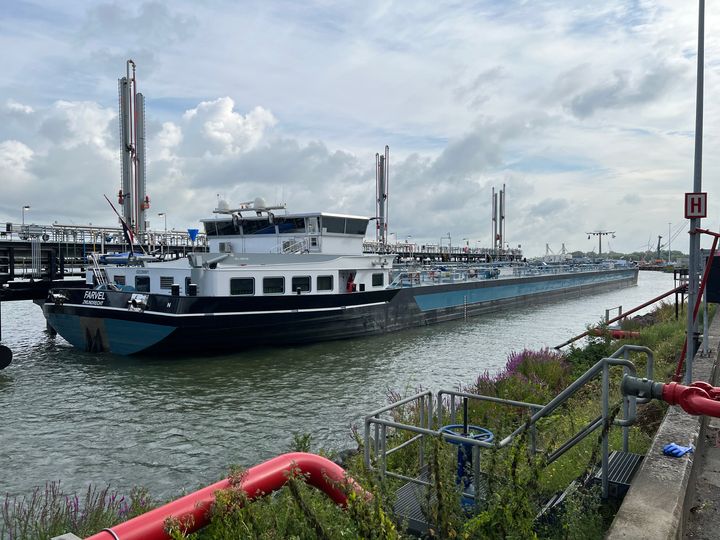 Rescandi losser tankbarge i Nederland