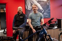 Butikksjef Kim Hagen (t.v) sammen med daglig leder i Cycleurope Norge Lars Nordberg