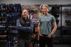 Butikksjef Kim Hagen (t.v) sammen med daglig leder i Cycleurope Norge Lars Nordberg