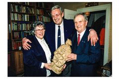 Leif fikk utdelt Ulabrand-statuetten for «å ha tatt et solid skippertak for andre» i Erik Byes TV-program «Vi går ombord» på julaften i 1967. Den ble i alle år stående i hans og Elses stue i bestyrerboligen. Her holder de den fram omtrent 30 år senere, i favntaket til NRKvennen.