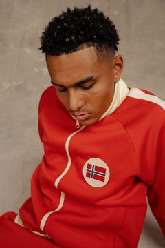 Antonio Nusa i tracksuit