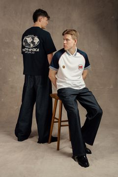 Jørgen Strand Larsen og Jens Petter Hauge i t-shirt og Retro-trøye