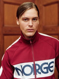 Kolleksjonen består av retroinspirerte track jackets, en vrengbar bomberjakke med rødt uttrykk til hjemmekamper og svart til bortekamper, samt t-skjorter med nakkeribb i rødt, hvitt og blått.