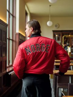 Kolleksjonen består av retroinspirerte track jackets, en vrengbar bomberjakke med rødt uttrykk til hjemmekamper og svart til bortekamper, samt t-skjorter med nakkeribb i rødt, hvitt og blått.