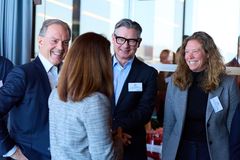 Bryne Murphy i samtale med representanter fra USAs ambassade. Foto: Fredrik Mørk / NTB