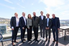 Kitebrook Infra har ansatt følgende ledere: Fra venstre: Kjetil Ertnæs som direktør for markedsutvikling/Director of Market Development, Byrne Murphy grunnlegger og medgründer av Kitebrook Infra sammen med William Conway. Cathrine Myhre Telje, adm. direktør, Geoff Fox som teknologidirektør/Chief Technical Officer, Andy Edwards som direktør for areal- og tomtestrategi/Director of Land Strategy, Rob Jones som direktør for utvikling og bygging /Director of Development & Construction og Per Espen Edvardsen som kommunale relasjoner/samfunnskontakt/Director of Community Liaison.