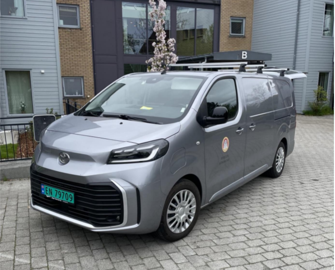 Bil fra eiendomsseksjonen parkert ved Søreide Sykehjem