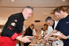 Tre kokker og to grillmestre sørget for at produktene ble tilberedt og servert anonymt til dommerne.