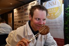 Mats Dahlstrøm fra Animalia er en av 21 fagdommere som har smakt seg gjennom ca 550 kjøttprodukter og vurdert dem etter en rekke kvalitetskriterier.
