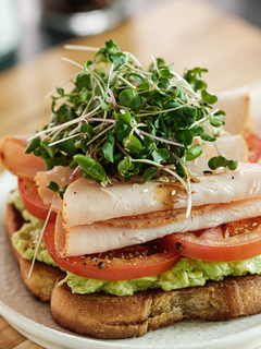 Avokadotoast med bladgrønnsaker