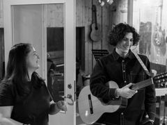 Kristian Gamborg og Veronica Akselsen i studio.