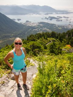 Helene Mulholland, forfatter av den kommende boka 'Du kan ikke leve sånn! – En nomades historie om veien til annerledes rikdom'. Her i Alaska.