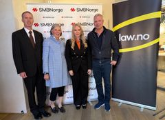 Fra venstre: advokat/partner Leif Sandtorv law.no Advokatfirma AS, Olaug Brunstad, advokat/partner Trude Helberg law.no Advokatfirma AS og Lars Oscar Øvstegård.