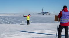 Troll flystripe ligger på blåisen ved den norske forskningsstasjonen i Antarktis, og fungerer som en viktig portal inn og ut av Antarktis for flere både norske og internasjonale forskningsprogrammer. Foto: Norsk Polarinstitutt