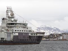 Det moderne isgående forskningsskipet Kronprins Haakon seiler inn til hjemmehavna i Tromsø. Foto: Ann Kristin Balto / Norsk Polarinstitutt