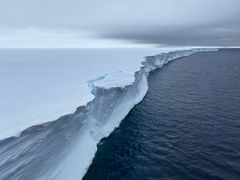 En stor isbrem strekker seg ut i havet under en overskyet himmel i Antarktis.