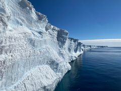 Isbremmen Fimbulisen med bratte isklipper som møter det mørkeblå havet.