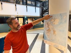 Forsker Sébastien Descamps var sammen med to kolleger på feltarbeid på Sjuøyane, helt nord på Svalbard, for å telle og ta prøver av polarlomvier, krykkjer og lundefugler da de observerte dramaet med hvalrossen.