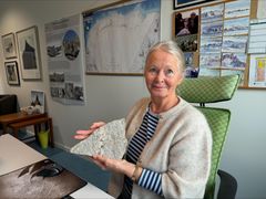 MILLIONER AV ÅRS HISTORIE Geolog Synnøve Elvevold med en steinprøve fra selveste Jutulhogget i  Antarktis. Foto: Ivan Ortegon / Norsk Polarinstitutt