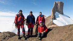 GJELSVIKFJELLA Jutulhogget ligger i Gjelsvikfjella i Dronning Maud Land, nær Troll forskningsstasjon. Her er geologteamet som arbeidet i fjellområdet i 2022 avbildet på vei opp mot nunataken Stabben, fra venstre Audun Tholfsen, Ane Engvik, Øyvind Sunde og Synnøve Elvevold. Foto: Trine Lise Sviggum Helgerud / Norsk Polarinstitutt