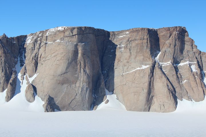 JUTULHOGGET Jutulhogget er en spektakulær fjellformasjon i fjellet Jutulsessen, en nunatak i den sentrale delen av Dronning Maud Land. De nesten loddrette veggene stiger 900 m opp fra isoverflaten. Foto: Synnøve Elvevold / Norsk Polarinstitutt