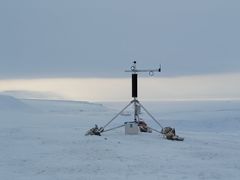 Målingsutstyr på isbre på Svalbard. Foto: Geir Moholdt / Norsk Polarinstitutt