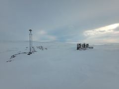 Måleutstyr på isbreen Austfonna. Foto: Norsk Polarinstitutt