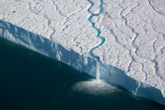 Isbreen Austfonna på Svalbard. Foto: Samuel M. Llobet / Norsk Polarinstitutt  Isbreen Austfonna på Svalbard. Foto: Samuel M. Llobet / Norsk Polarinstitutt