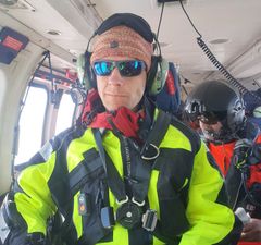 Isbreforsker Geir Moholdt i helikopteret på vei til isbreen Austfonna. Foto: Norsk Polarinstitutt